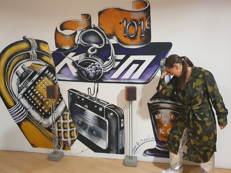 Véronique Barillot devant la fresque qu'elle avait réalisée en 2012 chez K6FM 